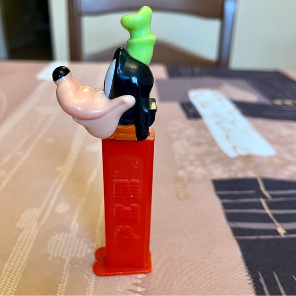 PEZ Candy Dispenser Disney Goofy (Slovenia) - Picture 3 of 7